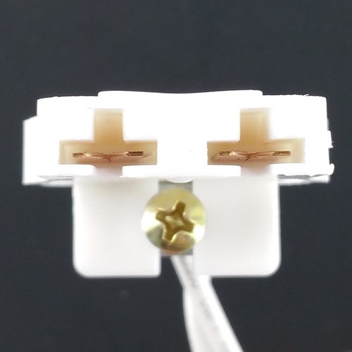 LH0991 Unshunted, push fit, screw down, molded water resistant refrigeration case lamp holder/socket